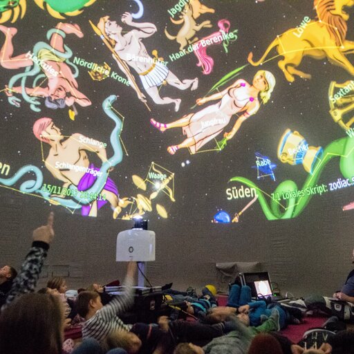 sternbilder-im-planetarium-kinder-zeigen.jpg
